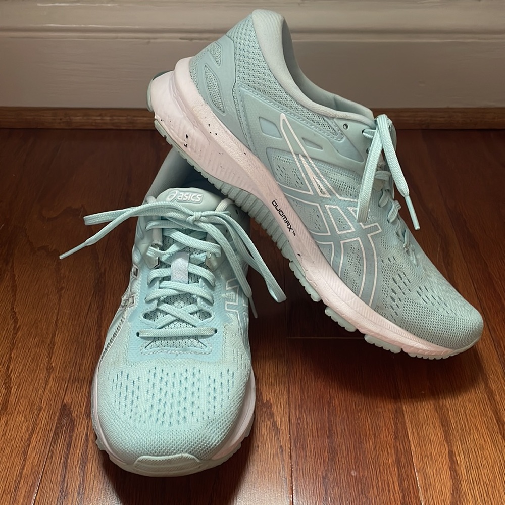 women’s ASICS GT-1000 10 running shoes light blue aqua size 9